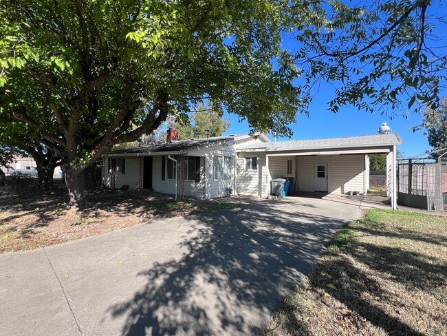 Building Photo - Beautiful 3 Bed / 2 Bath Home