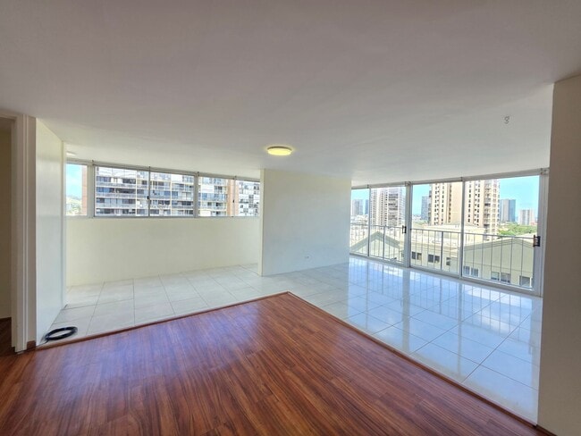 Photo - AVAILABLE NOW! Spacious and bright 2 bed, 2 bath, 1 parking unit on Ward Ave Unit 6E