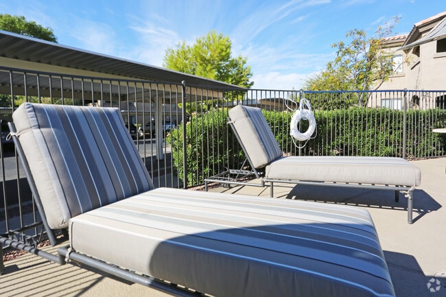 Área de piscina - Sun Terrace Apartments