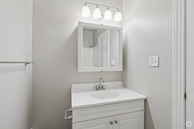 2BR, 1.5BA - 950SF - Primary Bathroom