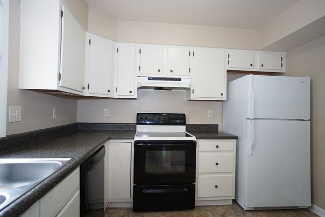 Photo - 3 Bedroom / 2 1/2 Bathroom. Close to Campus. On PHD bus route.