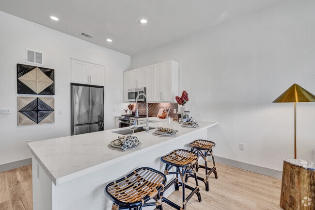 1BR, 1BA - 638SF - Kitchen/Dining Room