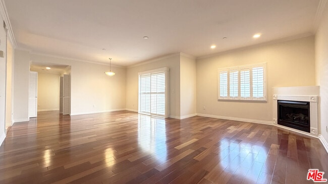 Building Photo - 956 S Wilton Pl Unit 401