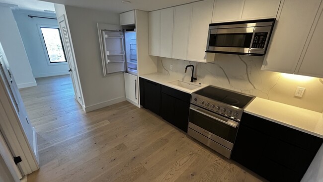 Photo - 58 Leo M Birmingham Pky Unidad #2