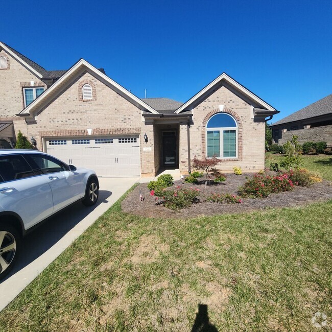 Building Photo - One Level Townhouse with a Double Garage!