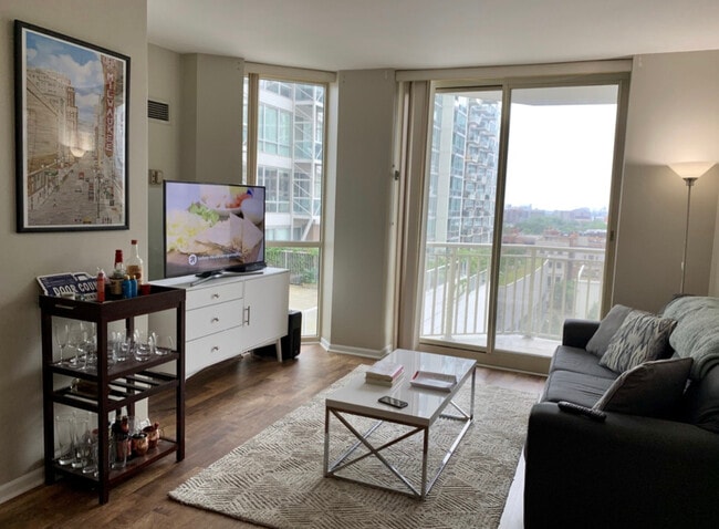 645 N Kingsbury St Unit 907