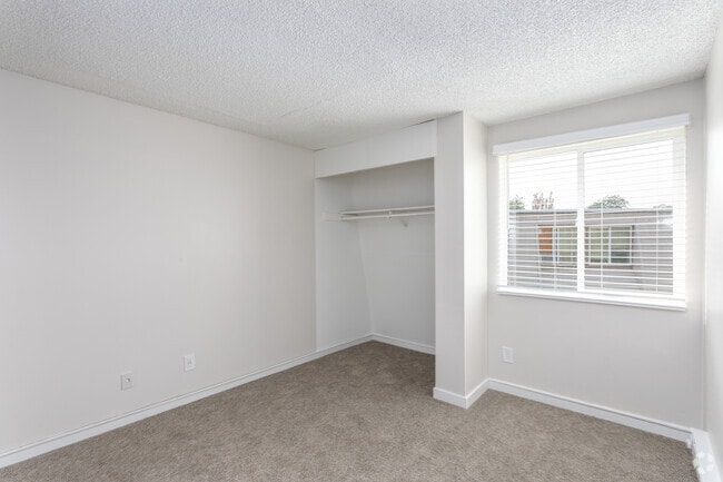 3BR, 1.5BA - 1,096SF