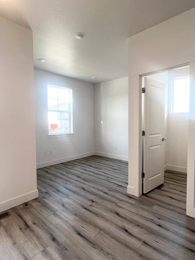 Photo - Like New 4bd/4ba Home Located in Desired Raindance Community