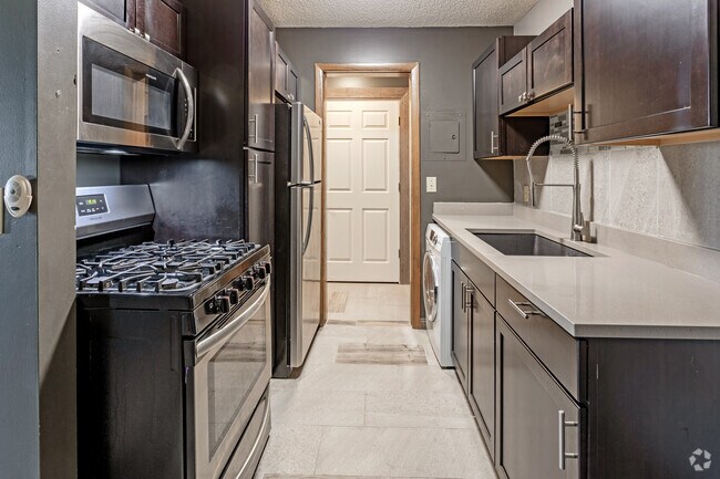 2BR, 1BA - 850 SF - 428 Flatts