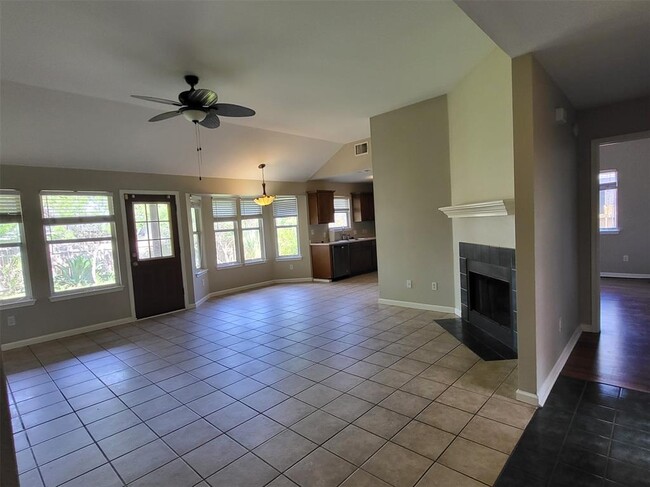 Photo - 512 Maplecreek Dr