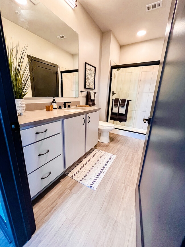 1BR, 1BA - 686-770 SF - Bathroom