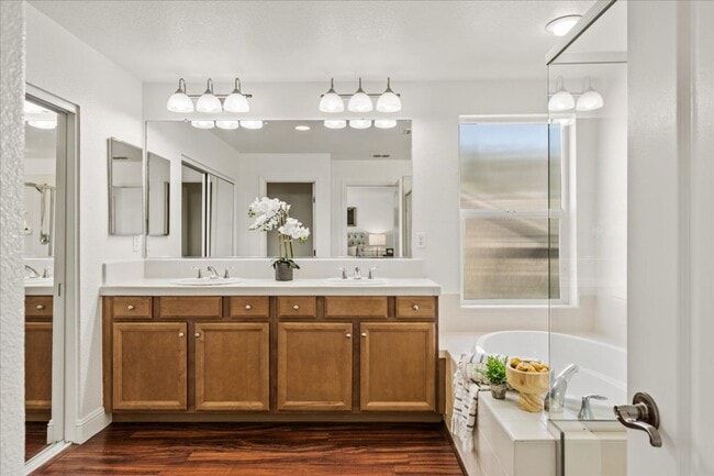 Photo - Elegant & Spacious 4 Bedroom Home Near Fol...