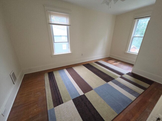 Photo - 923 W 3rd St