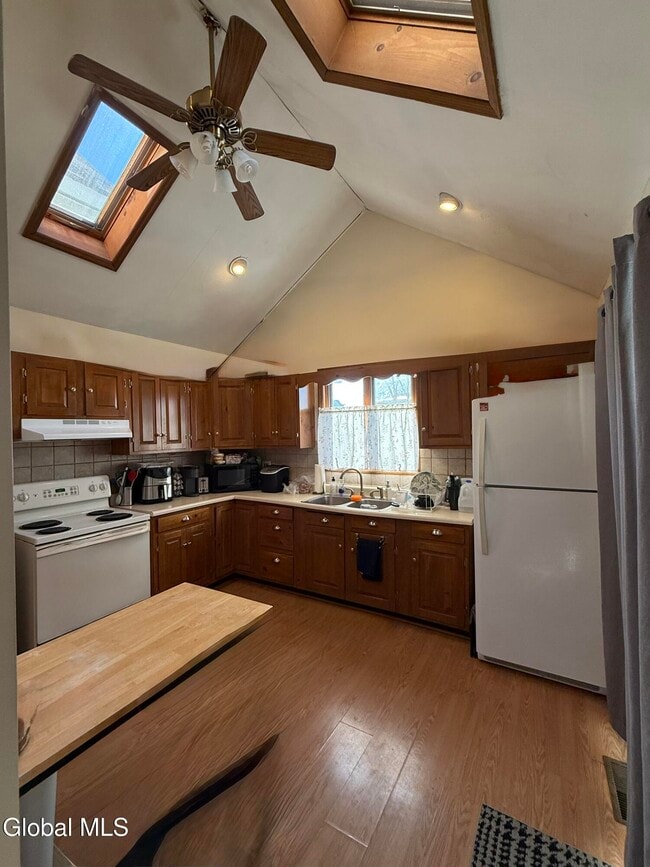 Photo - 120 Van Dam St