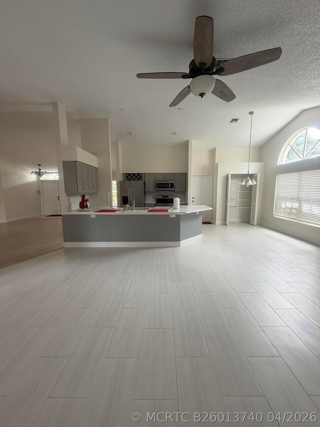 1401 Hideaway Bend