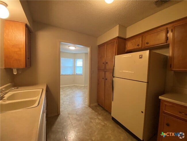 Building Photo - 40 Royal Crest Rental