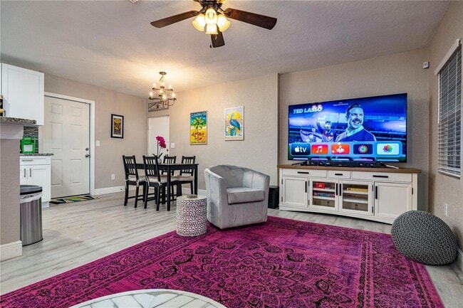 Photo - 113 W Adalee St