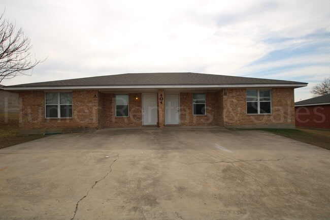 Building Photo - Rent me today!