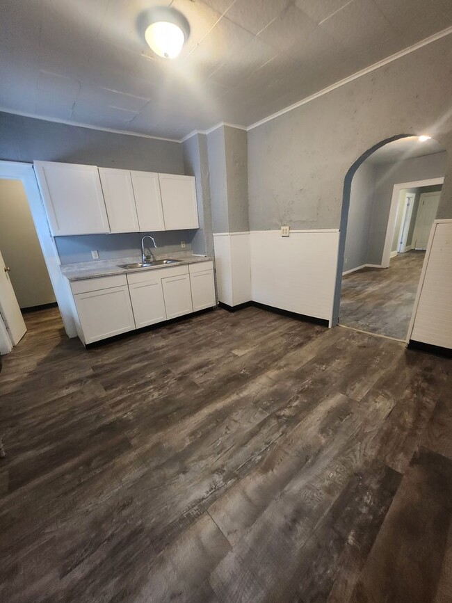 Upper 2 bedroom unit with all utilities in... - Upper 2 bedroom unit with all utilities in... Apartment Unit 421 W 16th #1