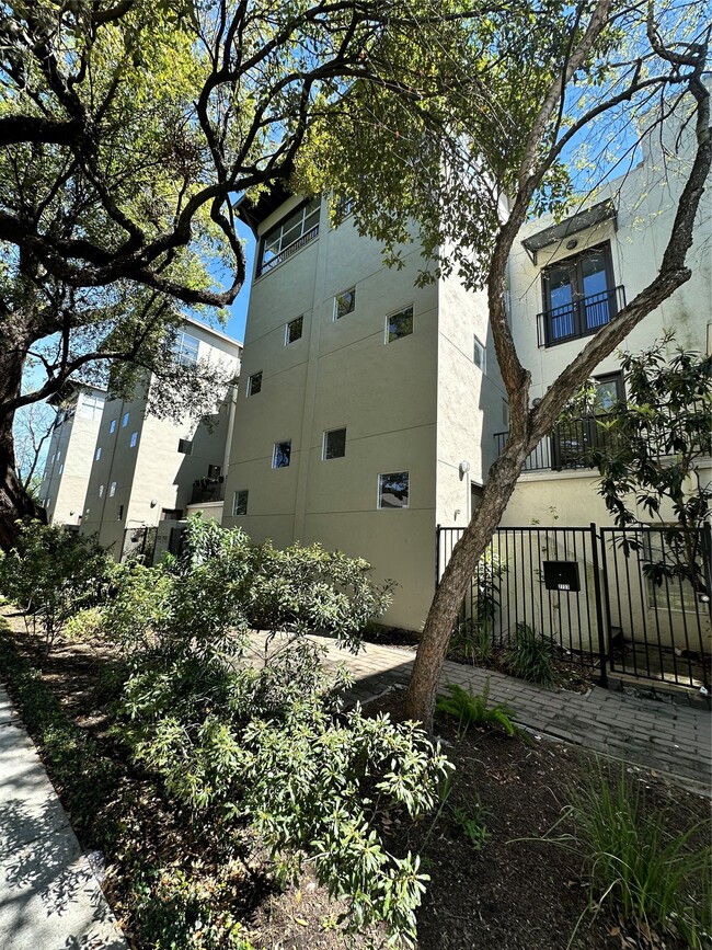 Building Photo - 2713 Crawford St