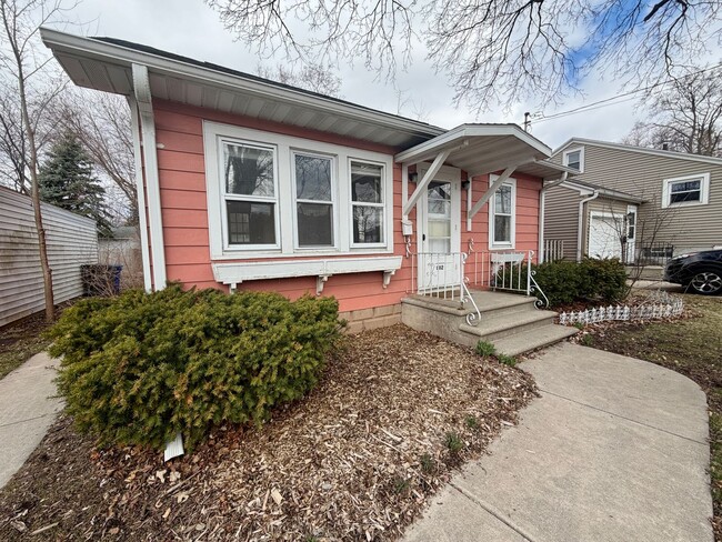 Photo - Cozy 2 Bedroom Single Family Home- Near Bellevue Wi