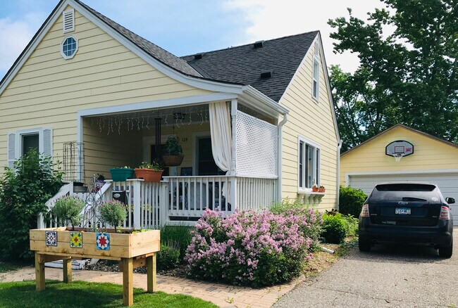 Vista de la acera - 124 Spruce St