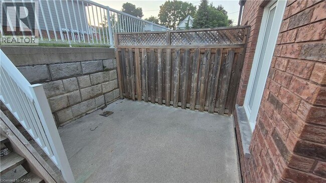 Photo - 225 Riddell St