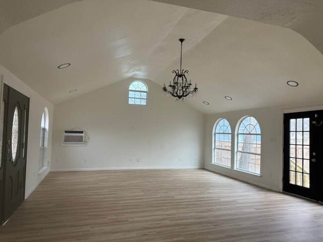 Building Photo - 709 S Chupaderas St