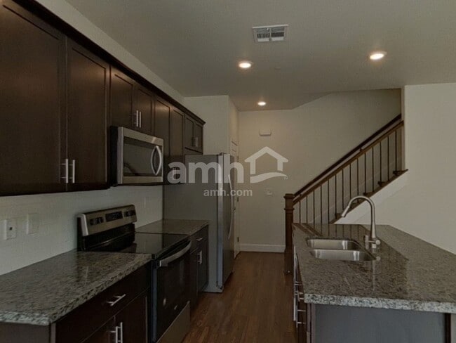 Photo - 668 N Water St