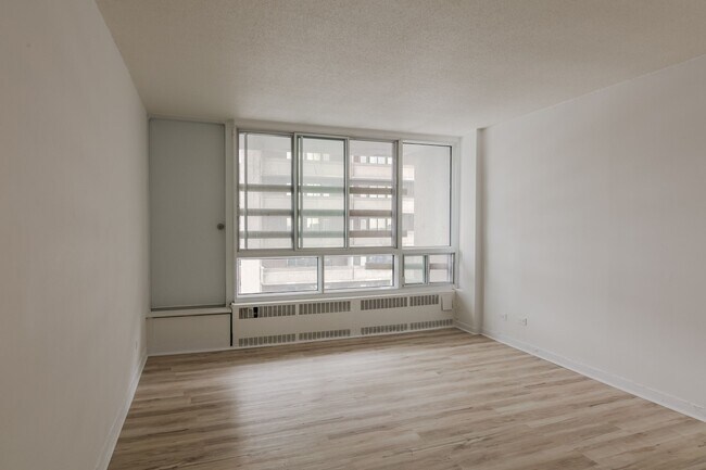 Building Photo - 1975 Maisonneuve Blvd W Unit 207