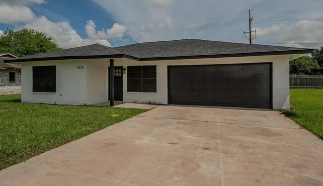 Building Photo - 3828 Anderson Villa