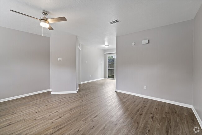 Building Photo - Available Now! 2/1 Downstairs Unit Rental