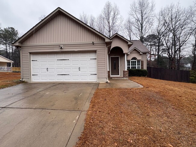 Building Photo - Lovely 3 Bed 2 Bath Raeford Home
