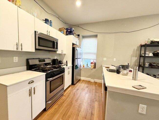 Building Photo - 301-305-305 Dudley St Unit 3