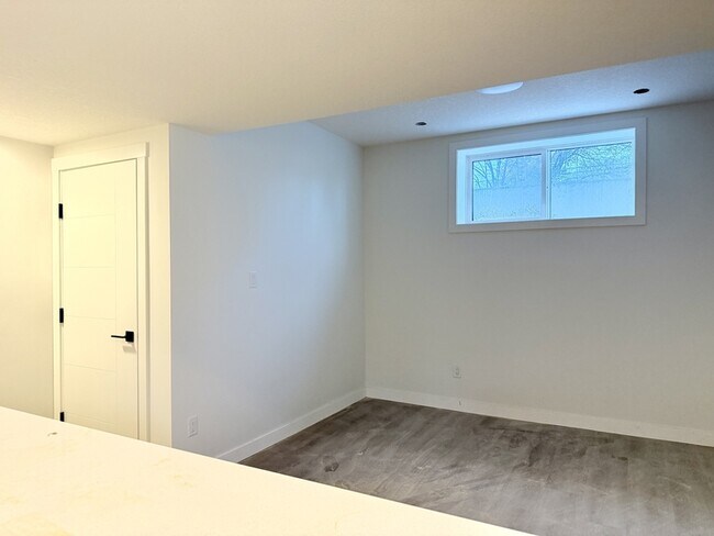 Photo - 14405 127 St