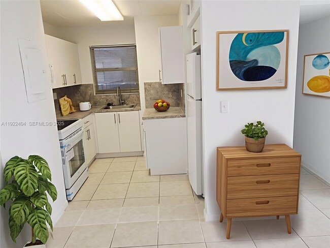 Building Photo - 8821 W Flagler St Unit 313