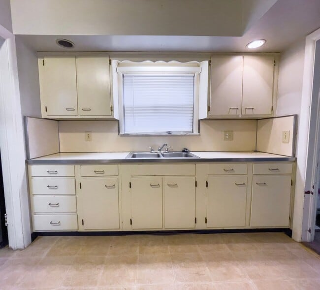 Photo - PRELEASING for AUGUST! Close to Campus