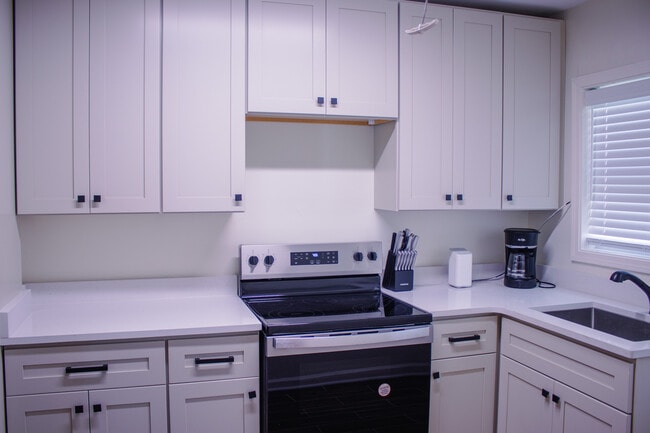 Photo - 911 E Parkway S