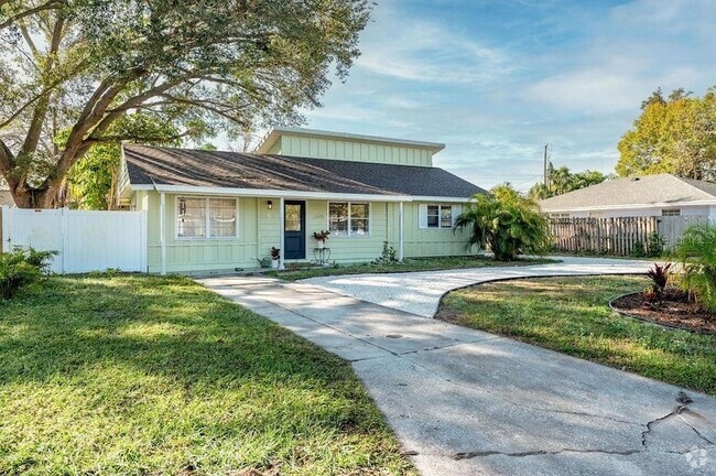Building Photo - 2676 Martin St Rental