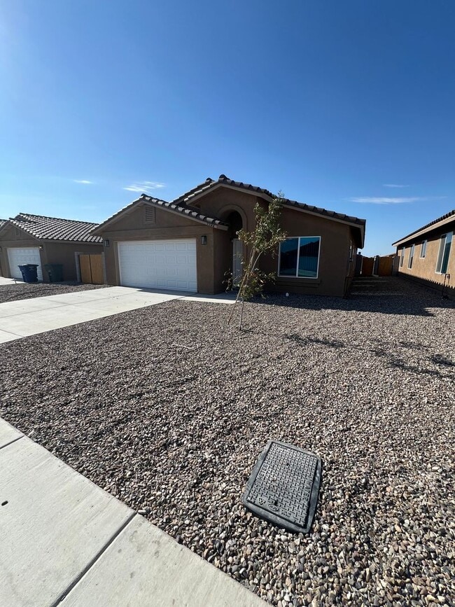 Building Photo - NEWER 4 BEDROOM HOME!