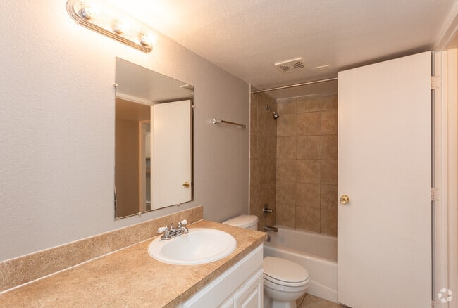 2BR, 1BA - 905 SF