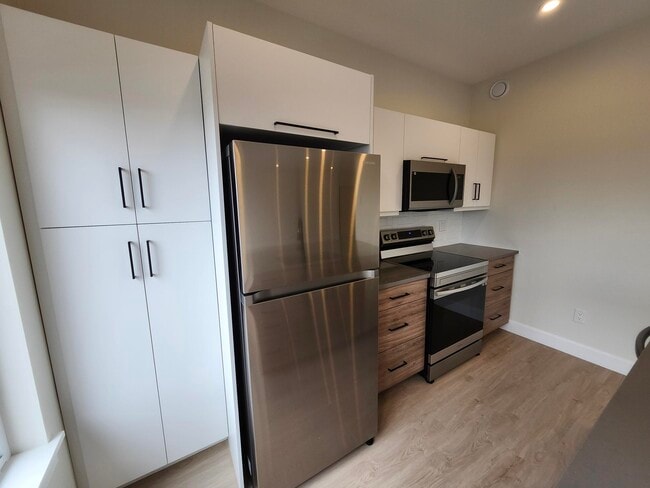 Building Photo - 180 Hillsborough Rd Unit 203