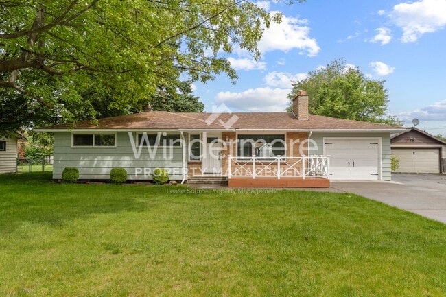 Desirable Rancher style home located in Ce... - Desirable Rancher style home located in Ce...