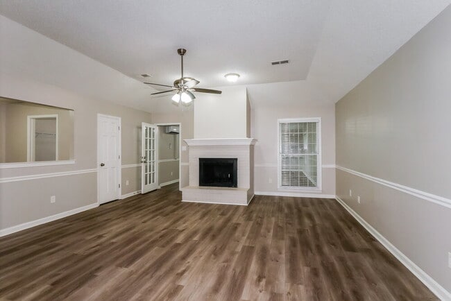 Photo - 5036 Brooksbank Cove S