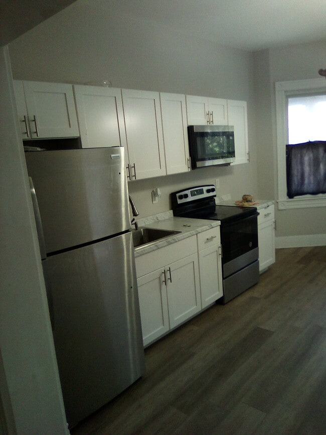 Building Photo - 325 Cedar Ave Rental