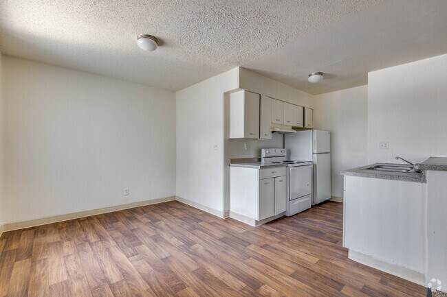 2 BR, 1 BA - 900 SF