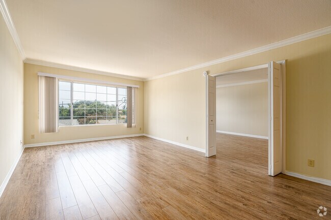 2BR, 2BA - Living Room - 400 N Hollywood Way