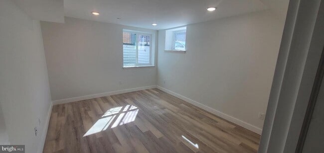 Photo - 536 W Huntingdon St