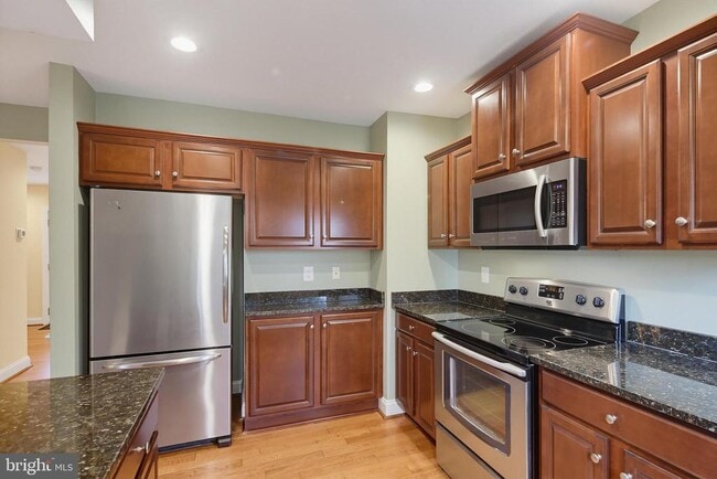 Photo - 225 W 5th St