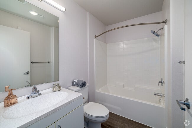 2BR, 2BA - 1,168 SF - Primary Bathroo